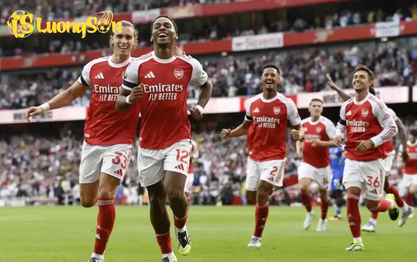 Arsenal tạm thời vươn lên dẫn đầu BXH Ngoại hạng Anh