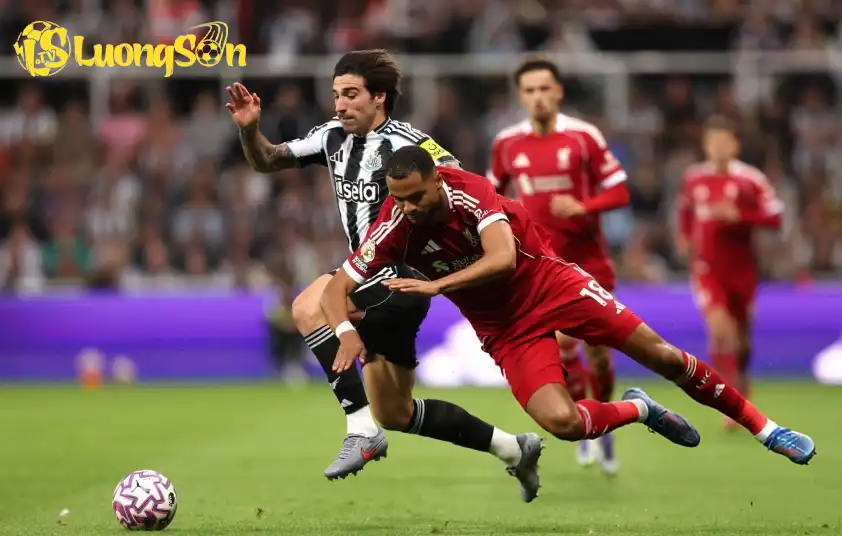 Liverpool gặp muôn vàn khó khăn trước một Liverpool thi đấu quật cường (Ảnh: Premier League). Liverpool gặp muôn vàn khó khăn trước một Liverpool thi đấu quật cường (Ảnh: Premier League).
