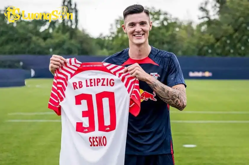 Số áo 30 đã gắn bó với Sesko kể từ thời ở RB Leipzig (Ảnh: RB Leipzig). Số áo 30 đã gắn bó với Sesko kể từ thời ở RB Leipzig (Ảnh: RB Leipzig).