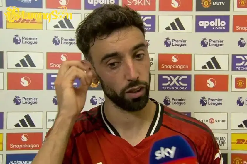 Bruno Fernandes trả lời phỏng vấn sau trận đấu (Ảnh: MEN). Bruno Fernandes trả lời phỏng vấn sau trận đấu