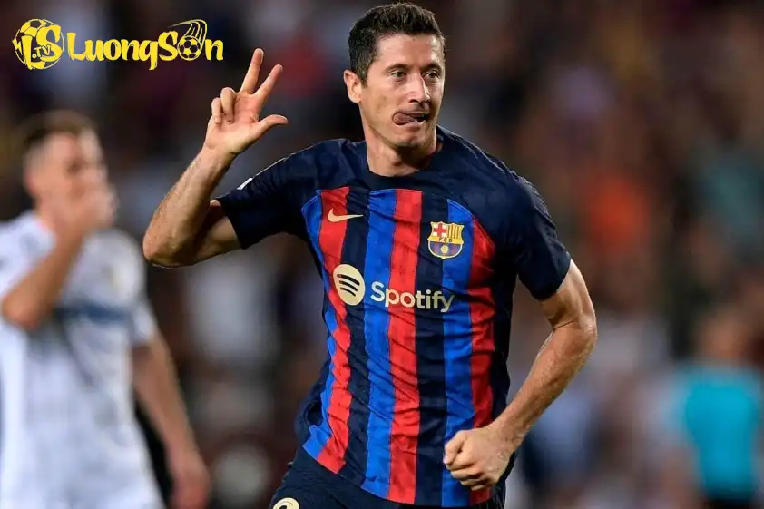 Vấn đề tuổi tác khiến Lewandowski khó có thể là lựa chọn dài hạn cho Barca. Ảnh: CLB Vấn đề tuổi tác khiến Lewandowski khó có thể là lựa chọn dài hạn cho Barca.