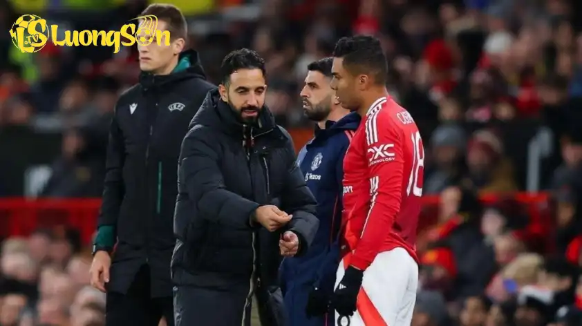 Casemiro đã xây dựng được mối quan hệ thân thiết với Ruben Amorim (Ảnh: BBC). Casemiro đã xây dựng được mối quan hệ thân thiết với Ruben Amorim