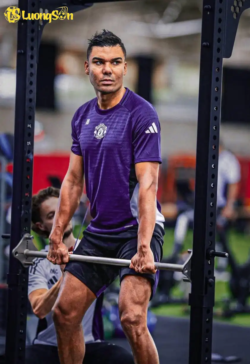 Casemiro luôn nỗ lực tập luyện để lấy lại phong độ (Ảnh: Manchester United). Casemiro luôn nỗ lực tập luyện để lấy lại phong độ