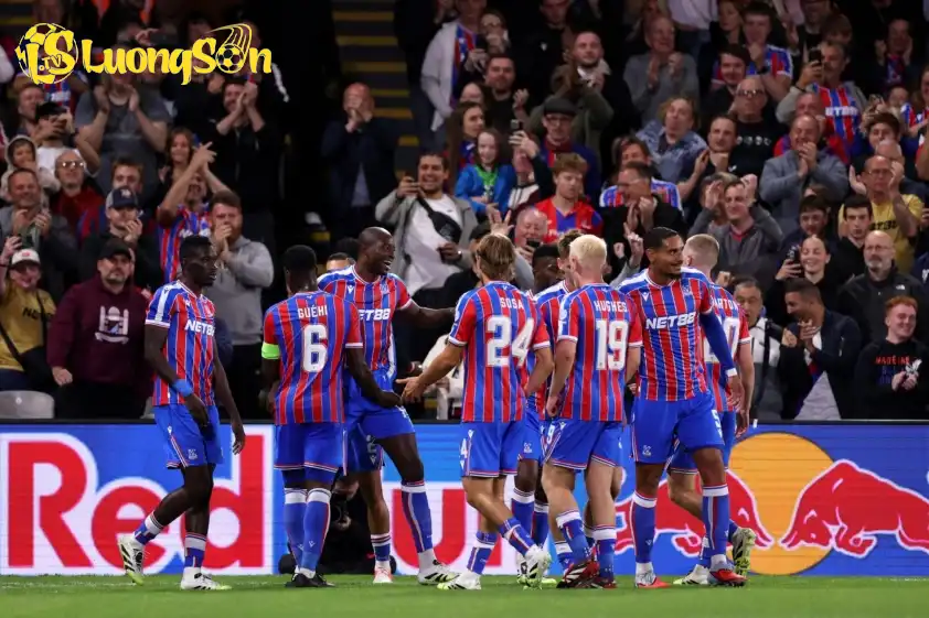 Crystal Palace chính thức nhận án phạt từ UEFA (Ảnh: The Football Faithful). Crystal Palace chính thức nhận án phạt từ UEFA (Ảnh: The Football Faithful).