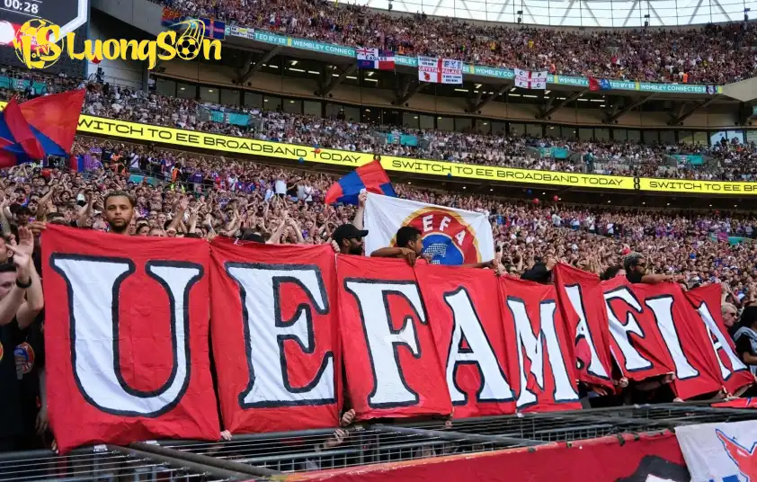 Biểu ngữ “UEFA MAFIA” cũng đã xuất hiện tại sân Wembley trong trận Community Shield. Ảnh: The Sun. Biểu ngữ “UEFA MAFIA” cũng đã xuất hiện tại sân Wembley trong trận Community Shield. Ảnh: The Sun.