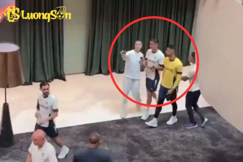 Một người hâm mộ đã cố gắng chụp ảnh tự sướng với Cristiano Ronaldo tại khách sạn của đội tuyển Bồ Đào Nha