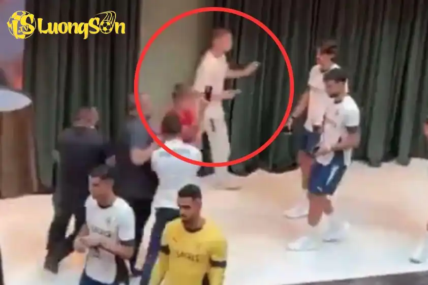 Người hâm mộ này cùng với một người hâm mộ khác sau đó đã được an ninh hộ tống đi