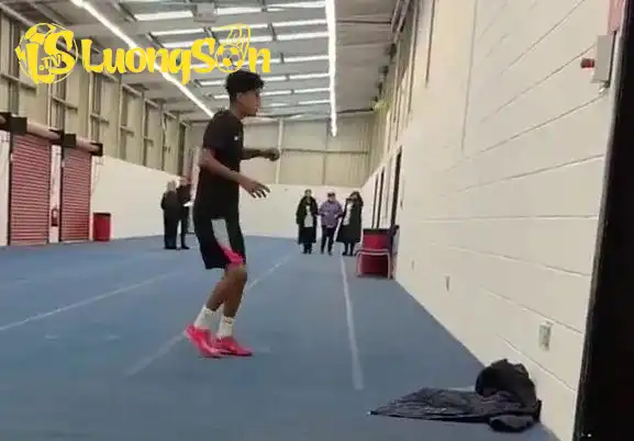 JJ Gabriel khoe kỹ năng “ở đẳng cấp Pele” khi tâng bóng bằng một quả bóng tennis vào tường.