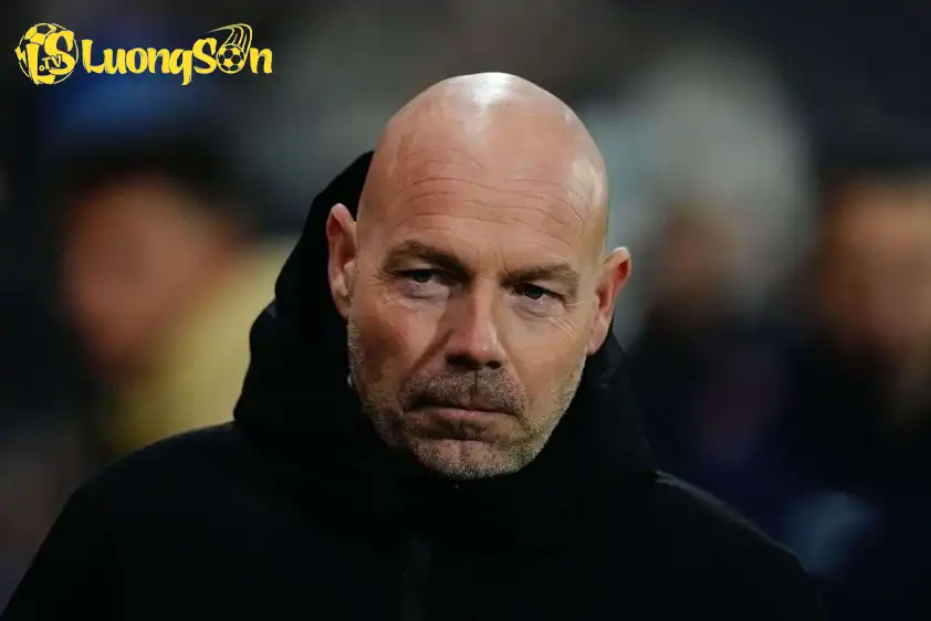 HLV tuyển Đan Mạch Brian Riemer cà khịa MU vì để Hojlund rời đi