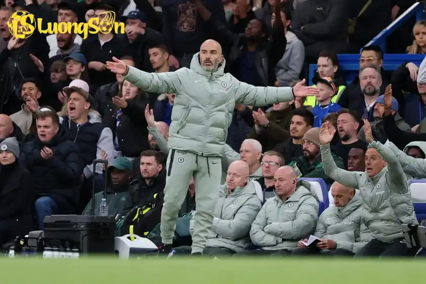 HLV Enzo Maresca đã nhận thẻ đỏ sau pha ăn mừng bàn thắng với các học trò (Ảnh: The Sun) HLV Enzo Maresca đã nhận thẻ đỏ sau pha ăn mừng bàn thắng với các học trò