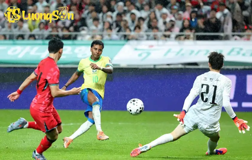 Rodrygo hoàn tất cú đúp ở ngay đầu hiệp hai Rodrygo hoàn tất cú đúp ở ngay đầu hiệp hai