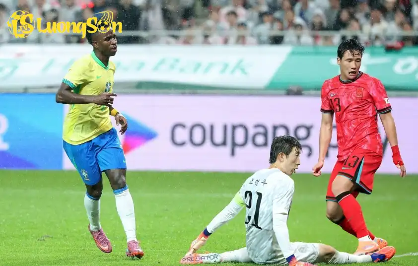 Vinicius ấn định chiến thắng giòn giã cho ĐT Brazil Vinicius ấn định chiến thắng giòn giã cho ĐT Brazil