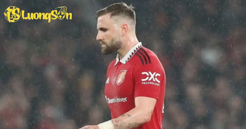 Luke Shaw bị chỉ trích vì quá chậm chạp (Ảnh: GOAL) Luke Shaw bị chỉ trích vì quá chậm chạp